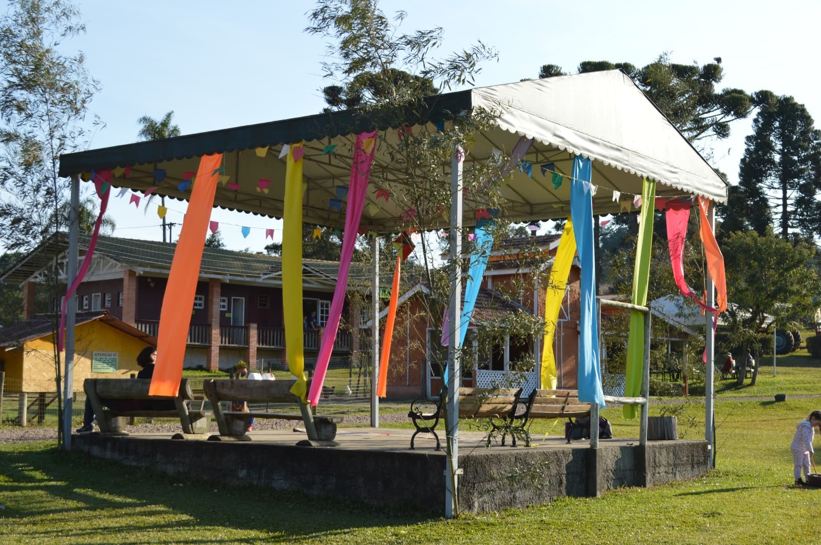 Coreto do parque decorado com fitas juninas
