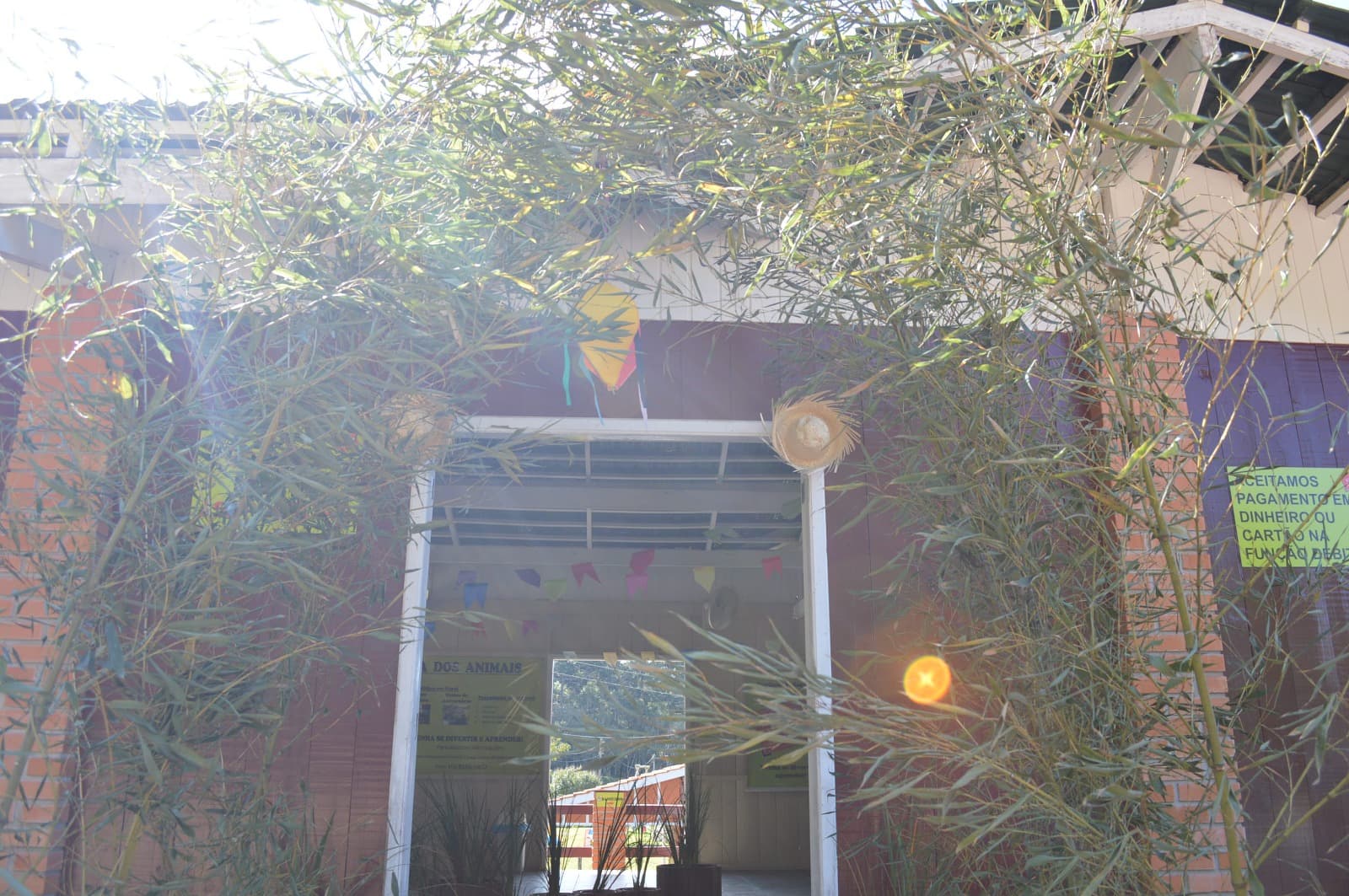 Entrada da Vila decorada para a festa junina