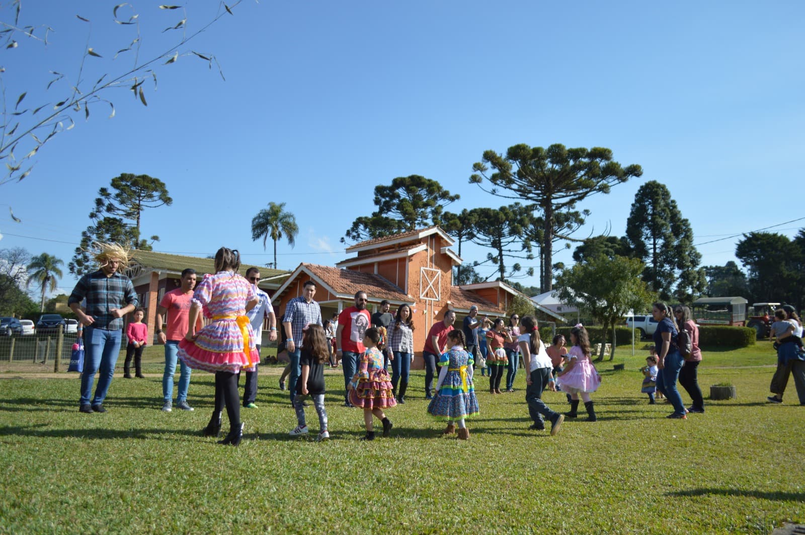 Famílias na festa junina da Vila dos Animais