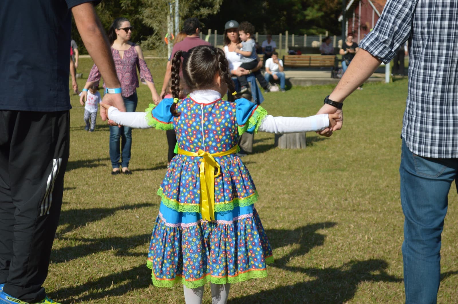 Criança de vestido caipira na quadrilha