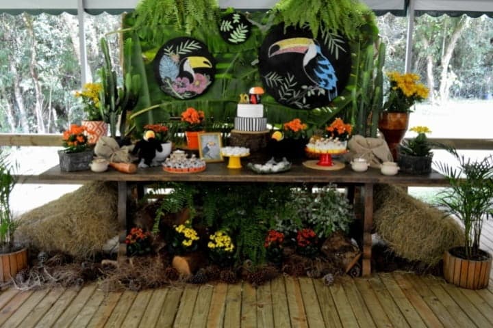 Festa com tema Tucanos e flores no Chalé do Lago