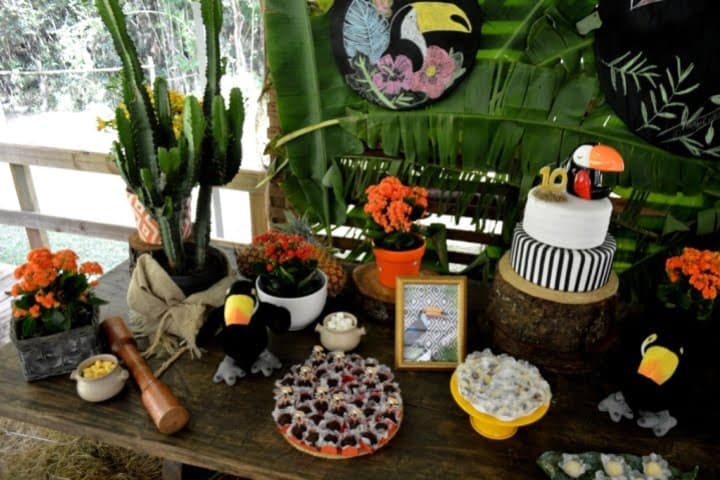 Festa com tema Tucanos e flores no Chalé do Lago