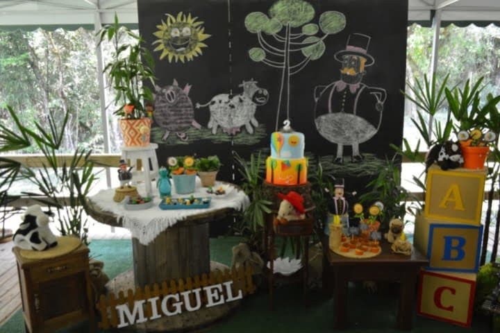 Festa com tema Fazendinha na lousa no Chalé do Lago