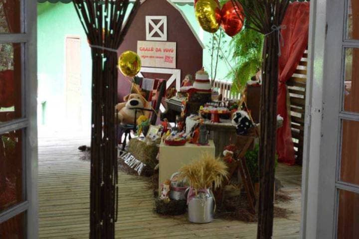 Festa com tema Fazendinha vermelha no Chalé do Lago