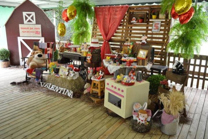 Festa com tema Fazendinha vermelha no Chalé do Lago