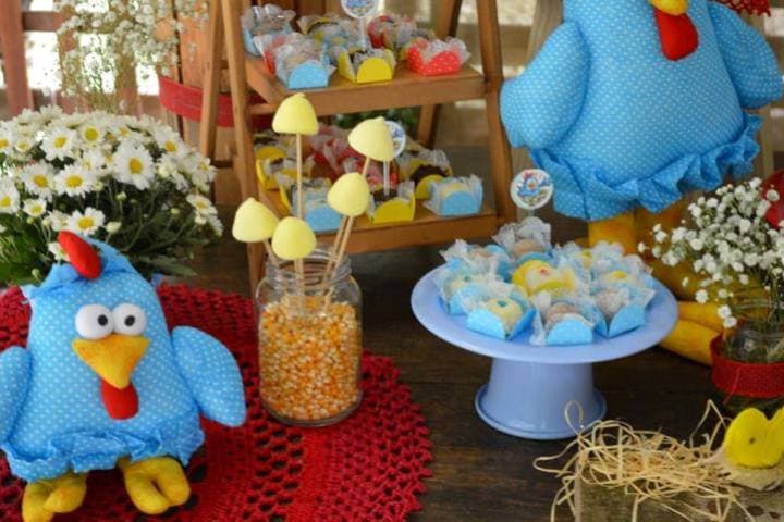 Festa com tema Galinha Pintadinha no Chalé do Lago