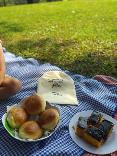 Pães e bolo do piquenique servido pela Vila