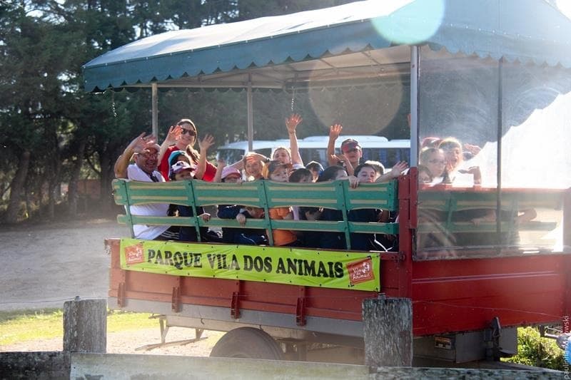 Turma no passeio de trator pela fazenda